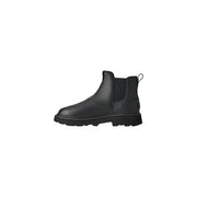 Bottines Chelsea Ugg pour homme en cuir noir, dotées d'empiècements élastiques latéraux et d'une semelle épaisse en caoutchouc, dans un style classique.