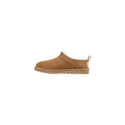 Chaussures UGG pour homme en daim beige, à enfiler, avec doublure en peau de mouton blanche et semelle en caoutchouc, idéales pour le printemps et l'été.