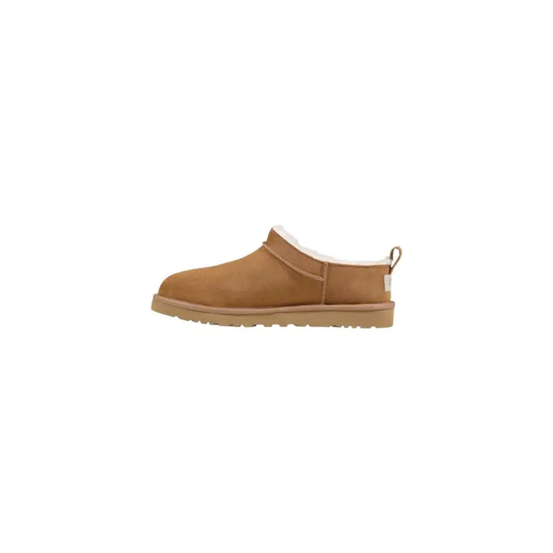 Chaussures UGG pour homme en daim beige, à enfiler, avec doublure en peau de mouton blanche et semelle en caoutchouc, idéales pour le printemps et l'été.