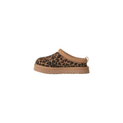 Bottes Ugg pour homme en daim marron léopard, sabots à enfiler avec bordure en daim beige et semelle épaisse en caoutchouc visible à l'arrière