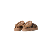 Bottes Ugg pour homme en daim à imprimé léopard marron avec bordure en daim beige et semelle épaisse en caoutchouc, mules à enfiler