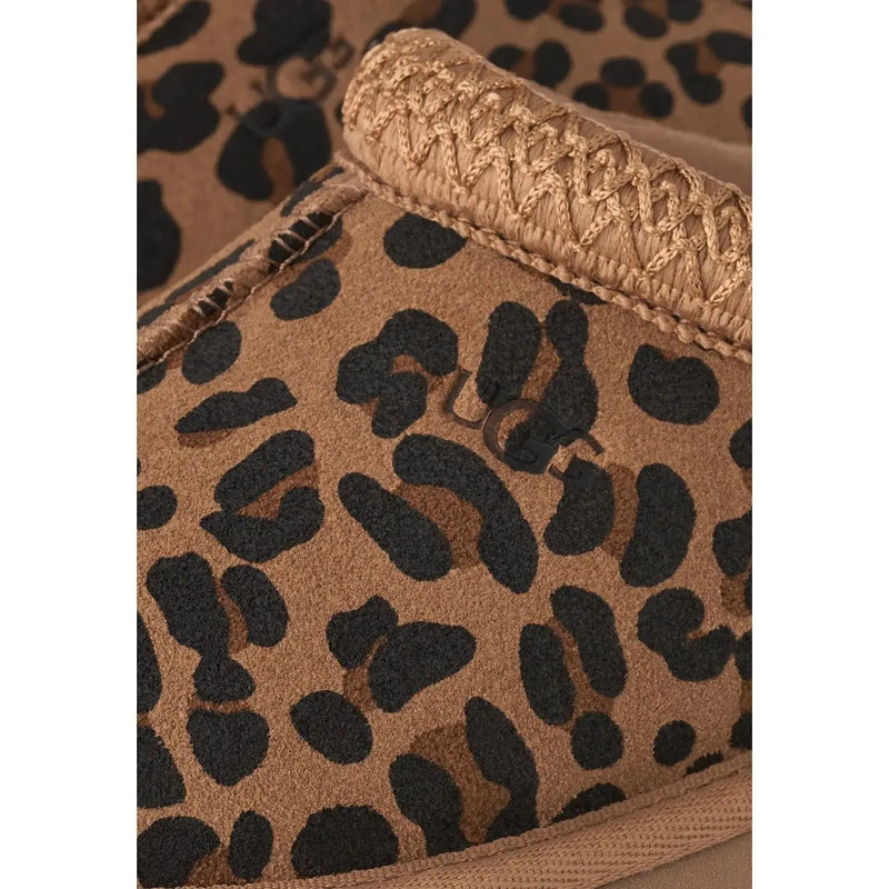Pantoufles UGG pour homme en daim beige à imprimé léopard, avec bordure tressée et semelle en caoutchouc souple à texture daim visible