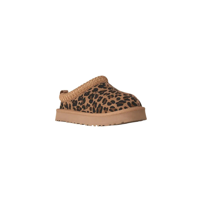 Bottes Ugg pour homme en daim marron avec imprimé léopard, bride tressée beige et semelle épaisse en caoutchouc.