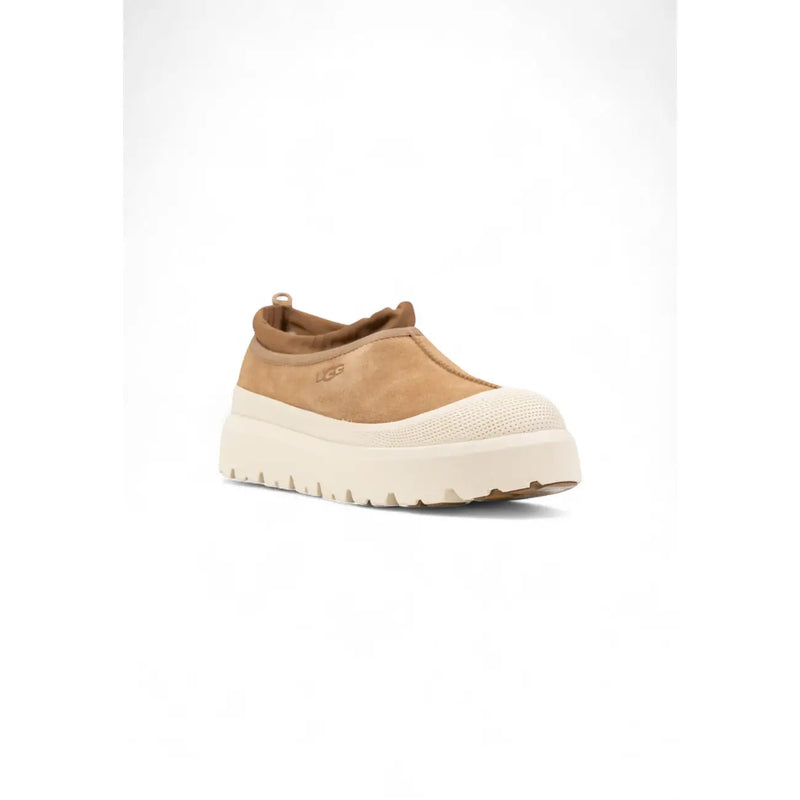 Pantoufles Ugg pour homme en daim beige, modèle slip-on en daim camel, bout en mesh crème et semelle plateforme blanche épaisse.