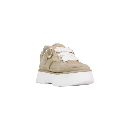 Bottes Ugg pour femmes en cuir beige à plateforme, composées de baskets en daim beige avec lacets blancs et semelles blanches épaisses.
