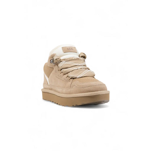 Baskets Ugg Lowmel beiges pour femme, avec tige en daim, doublure intérieure blanche et semelle épaisse en caoutchouc.
