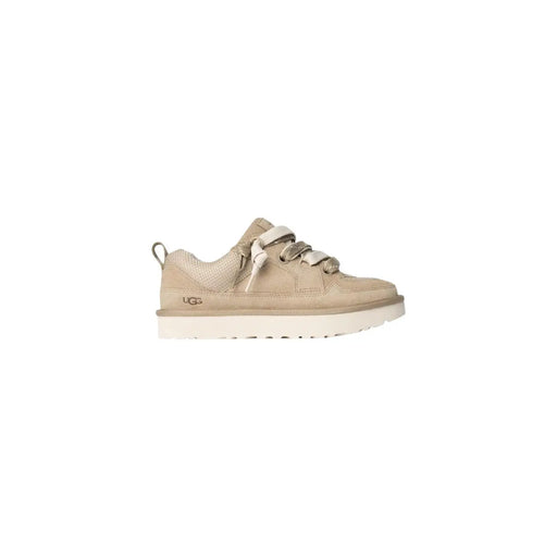 Baskets Ugg pour femme en daim beige avec empiècement latéral en mesh et brides velcro pour un confort décontracté.