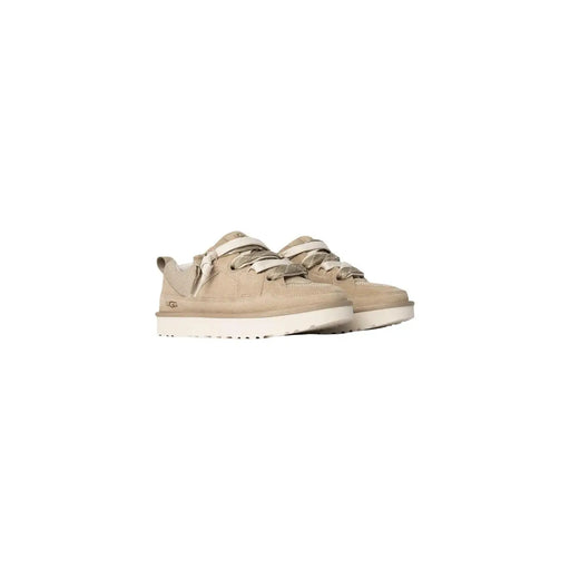 Baskets Ugg pour femmes en daim beige à lacets, avec une tige en daim beige et une semelle en caoutchouc blanc, pour un style décontracté.