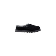 Mocassin UGG noir à enfiler avec tige en daim texturé et surpiqûres blanches en zigzag, idéal pour un confort optimal en automne et en hiver