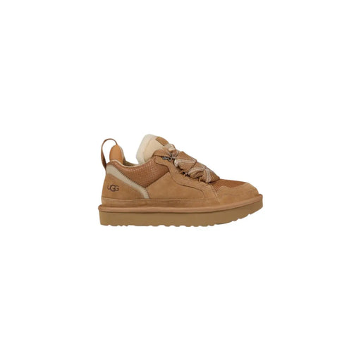 Baskets Ugg marron pour femme, en daim beige et mesh avec doublure en peau de mouton retournée, idéales pour le sport et les loisirs.