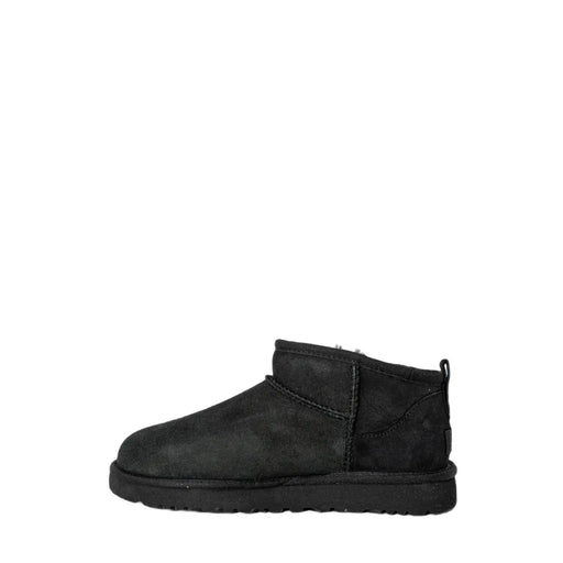 Bottes Ugg pour femme en cuir noir classique ultra mini, avec tige en daim noir, doublure en peau lainée et semelle en caoutchouc.