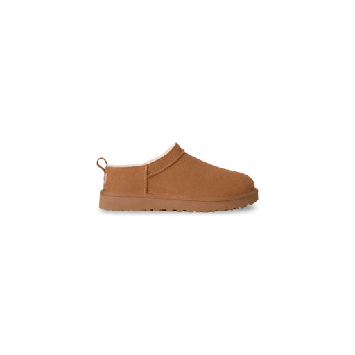 Chaussures UGG pour femmes en cuir suédé beige, à enfiler, avec doublure en peau de mouton retournée et semelle en caoutchouc, idéales pour le printemps et l'été.