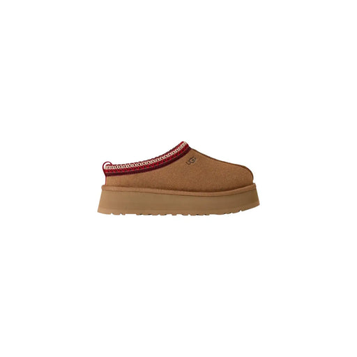 Pantoufles Ugg pour femmes en daim beige à plateforme, de couleur camel, avec des bordures à motifs rouges et blancs visibles à l'arrière.