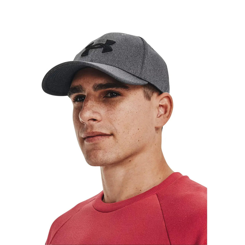 Under Armour Casquette Blitzing Low pour homme, grise avec logo noir, vue de face