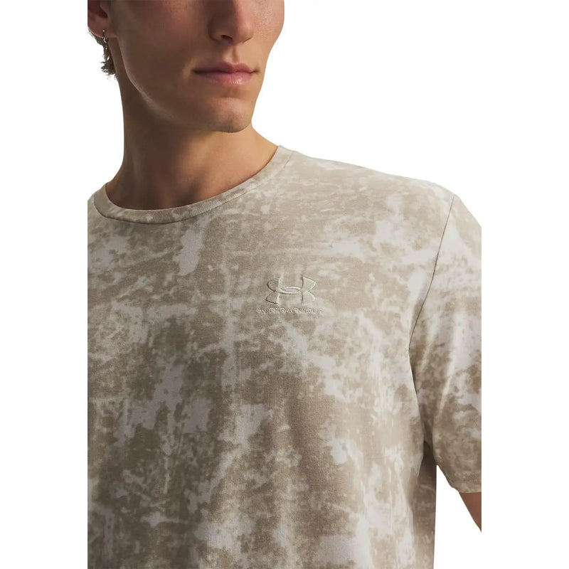 Under Armour T-shirt beige tie-dye pour homme, coupe classique, mélange de coton, logo brodé discret sur la poitrine