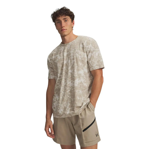 Under armour T-shirt homme beige à motif camouflage, coupe classique, manches courtes, mélange de coton, idéal pour une tenue décontractée.