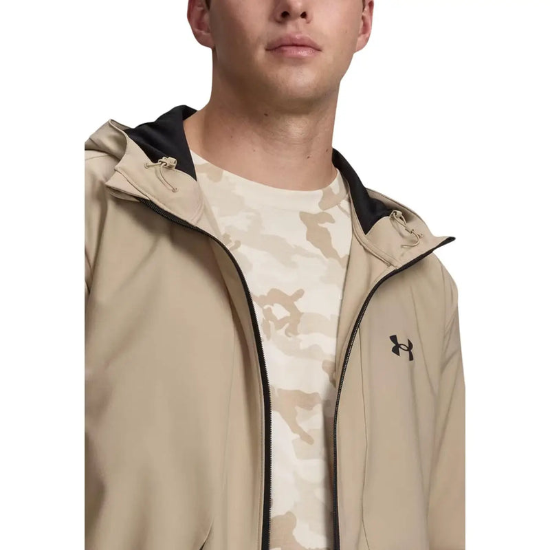 Under Armour Sweat à capuche zippé beige pour homme, doublure intérieure et bordures de fermeture éclair noires.