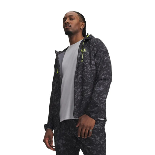 Under Armour Veste à capuche noire en polyester pour homme, avec motif camouflage noir et gris et tirettes de fermeture éclair jaune fluo.