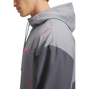 Under armour Veste à capuche grise pour homme en polyester texturé avec surpiqûres contrastantes rose vif le long des coutures.