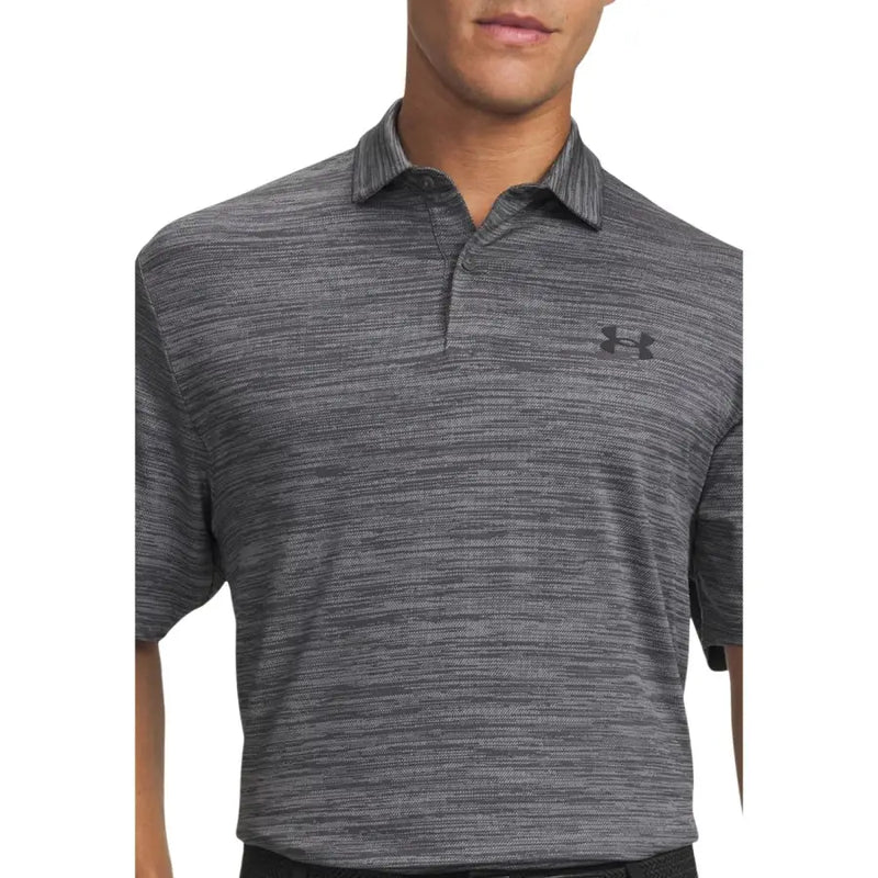 Under Armour Polo homme gris à manches courtes en polyester, orné d'un motif texturé discret et du logo sur la poitrine.