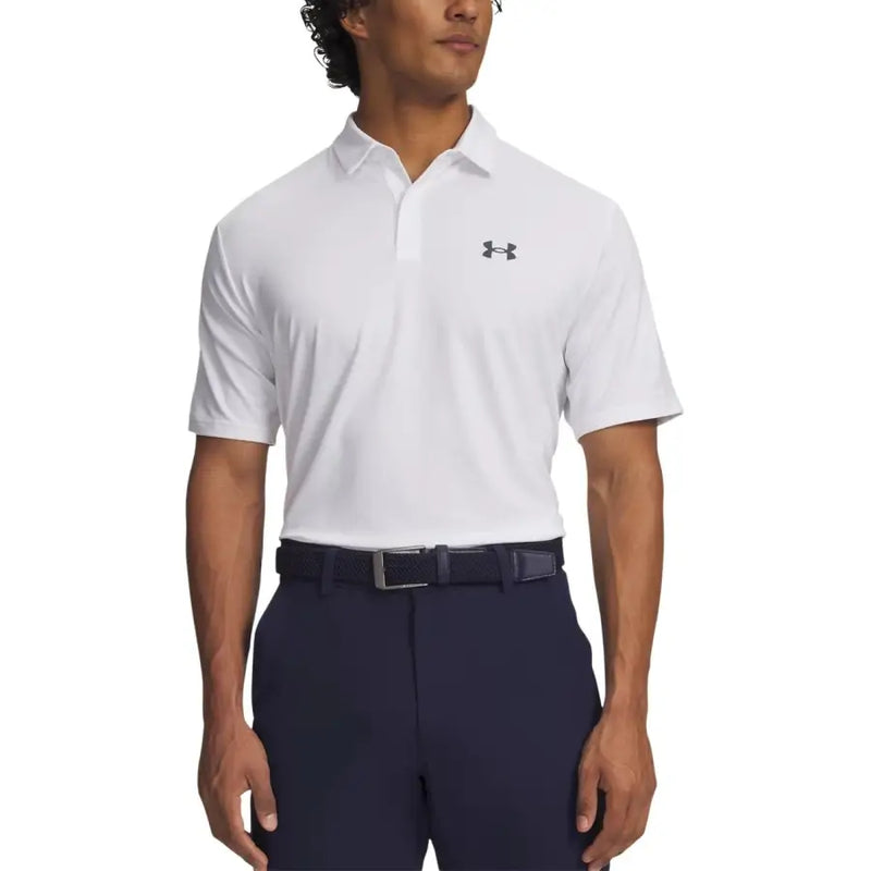 Under armour Polo homme blanc en polyester à manches courtes, en tissu légèrement texturé, avec logo noir sur la poitrine gauche