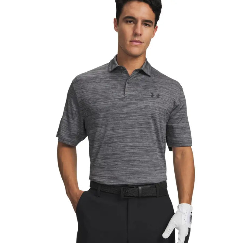 Under Armour Polo homme gris à manches courtes en polyester, orné d'un motif texturé discret et du logo sur la poitrine.