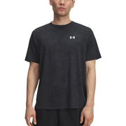 Under Armour hommes t-shirt en noir avec un tissu légèrement texturé et un petit logo blanc sur la poitrine