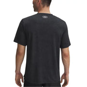 Under Armour hommes t-shirt en noir avec une texture chinée subtile et un logo centré au niveau de l'encolure