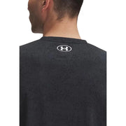 Under armour hommes t-shirt en noir avec un tissu légèrement texturé et un logo brodé blanc à l'encolure