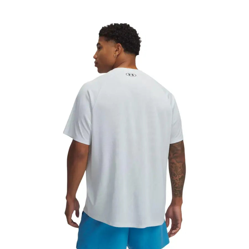 verso de under armour T-shirt homme gris en polyester à manches courtes avec petit logo noir sur col blanc