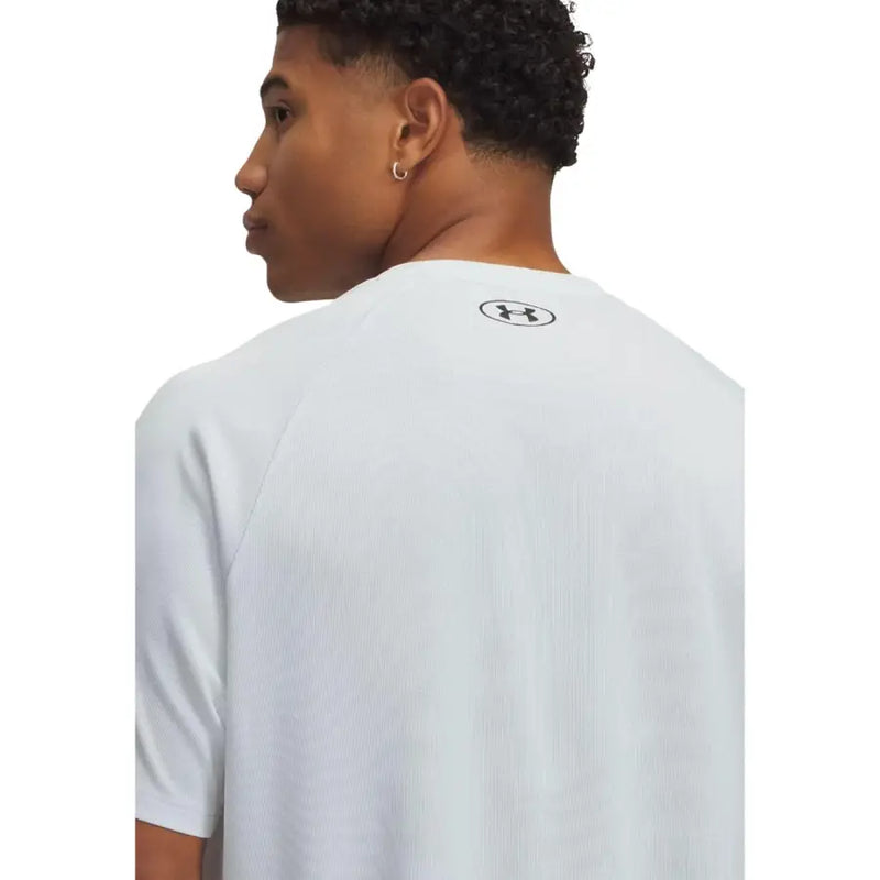 Under Armour T-shirt homme gris en polyester à manches courtes, avec une texture côtelée discrète et un logo à l'encolure.