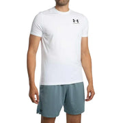 Under armour T-shirt à manches courtes en polyester blanc pour homme, avec logo noir sur la poitrine, idéal pour la performance.