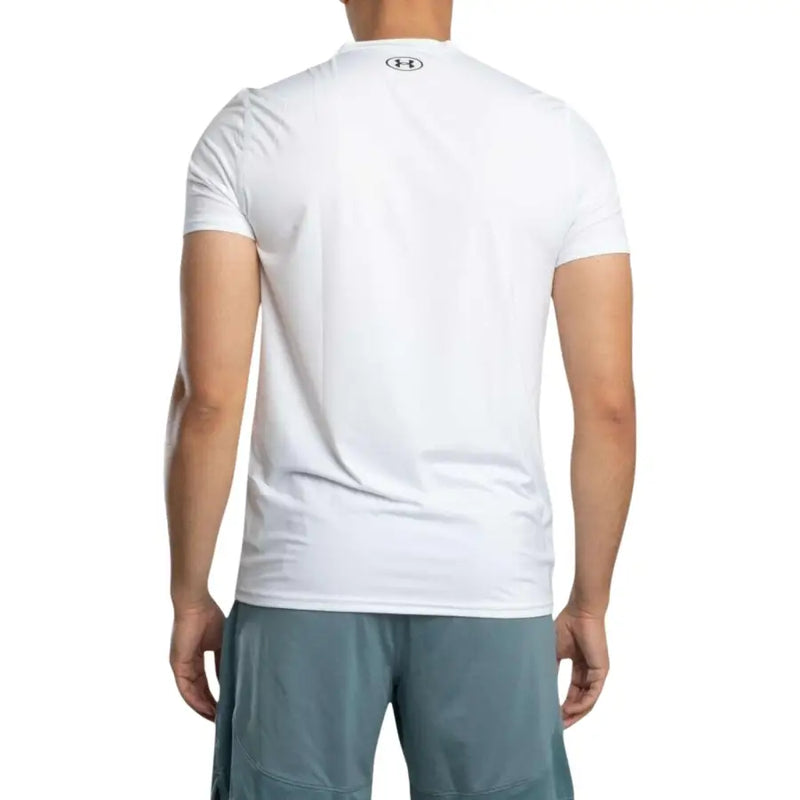Under Armour T-shirt homme blanc en polyester à manches courtes, style athlétique, avec un tissu légèrement texturé et un logo à l'encolure.