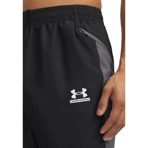 Under Armour Short de sport noir pour homme avec empiècement latéral gris et poche zippée pour un rangement sécurisé