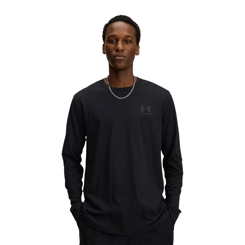 Under armour T-shirt blanc en coton pour homme, manches longues classiques, avec un motif noir sur les manches longues et un logo discret sur la poitrine.