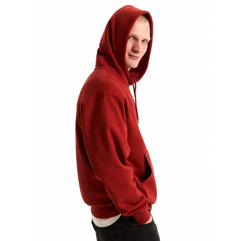 Le sweat à capuche en coton bordeaux pour homme de Vans présente un sweat-shirt à capuche rouge profond avec un tissu texturé doux et des cordons de serrage assortis.