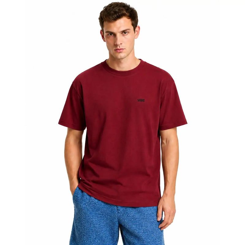 T-shirt Vans bordeaux pour homme, en coton, col rond et petit logo noir sur la poitrine gauche, idéal pour un look décontracté.