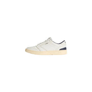 Baskets basses Vans Court pour homme, en cuir blanc avec des détails bleu marine et une semelle en caoutchouc crème, vues de l'arrière