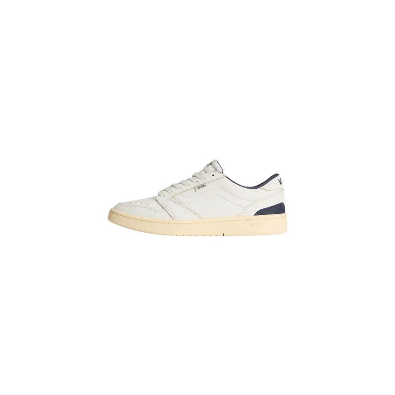 Baskets basses Vans Court pour homme, en cuir blanc avec des détails bleu marine et une semelle en caoutchouc crème, vues de l'arrière