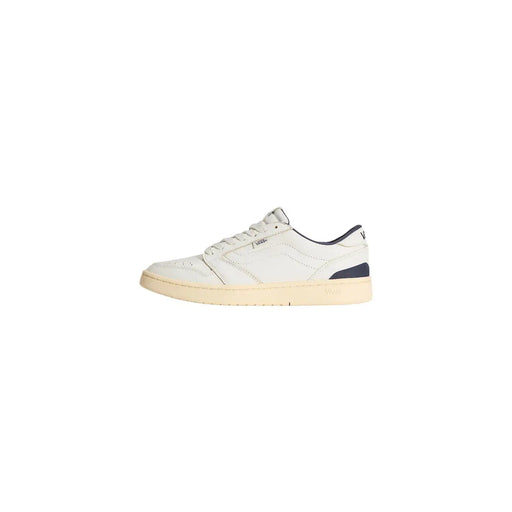 Baskets basses Vans Court pour homme, en cuir blanc avec des détails bleu marine et une semelle en caoutchouc crème, vues de l'arrière