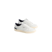 Baskets basses Vans Court pour homme, en cuir blanc avec des détails bleu marine et une semelle en caoutchouc crème, idéales pour un style décontracté.