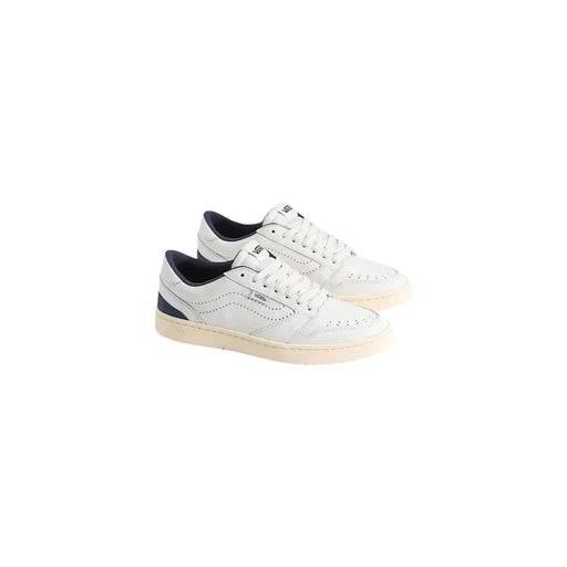 Baskets basses Vans Court pour homme, en cuir blanc avec des détails bleu marine et une semelle en caoutchouc crème, idéales pour un style décontracté.