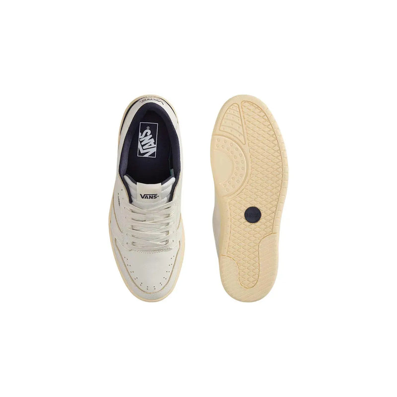 Chaussure de skate basse Vans Court pour homme, couleur crème, en cuir, avec lacets blancs et doublure intérieure bleu marine.