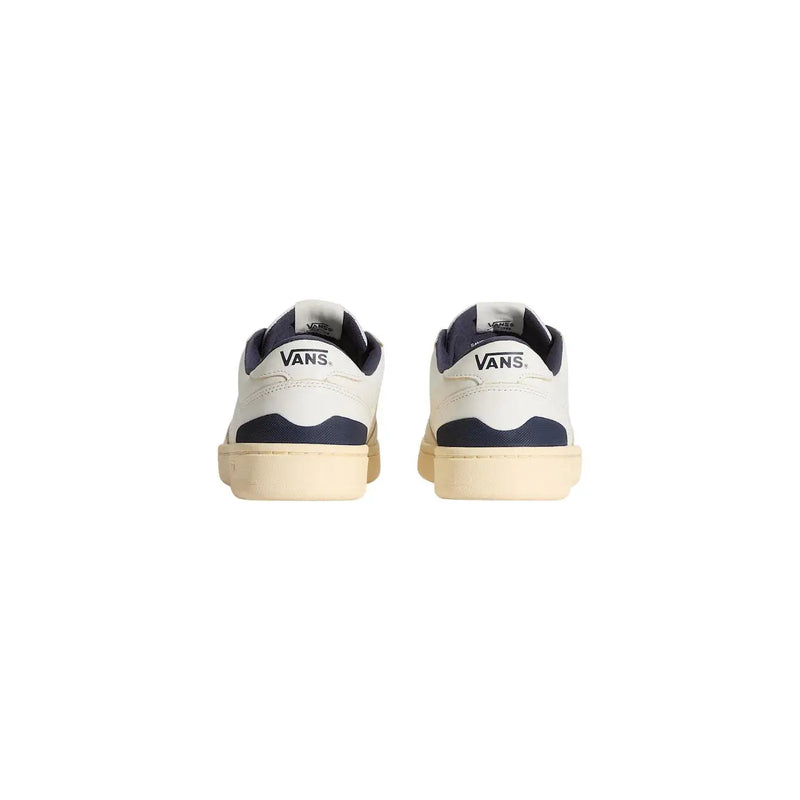 Baskets basses Vans Court pour homme, blanches et bleu marine, en cuir avec semelle en caoutchouc couleur crème, vues de l'arrière