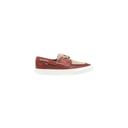 Chaussures bateau Vans pour homme, rouges et beiges, en cuir, avec tige en daim marron et semelle en caoutchouc blanc.