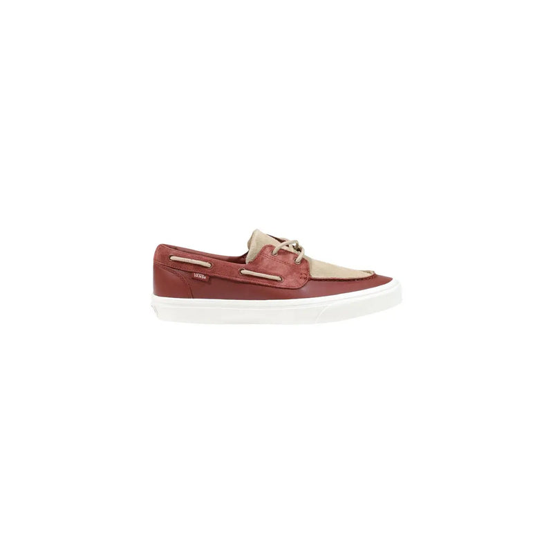 Chaussures bateau Vans pour homme, rouges et beiges, en cuir, avec tige en daim marron et semelle en caoutchouc blanc.