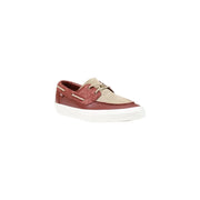 Une chaussure bateau Vans pour homme en daim bordeaux et beige avec semelle en caoutchouc blanc, modèle à enfiler