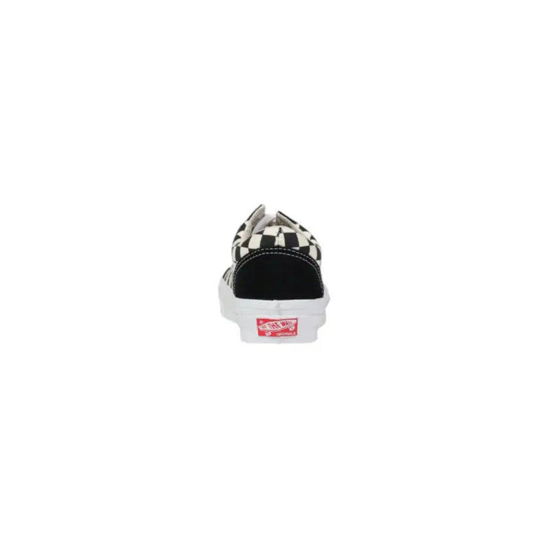 Baskets Vans pour homme en cuir noir, édition printemps-été, à boucle, motif à damier noir et blanc et étiquette rouge au talon.