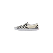 Baskets Vans pour homme, modèle classique slip-on en toile blanche à damier noir et blanc avec logo rouge au talon (vue arrière)