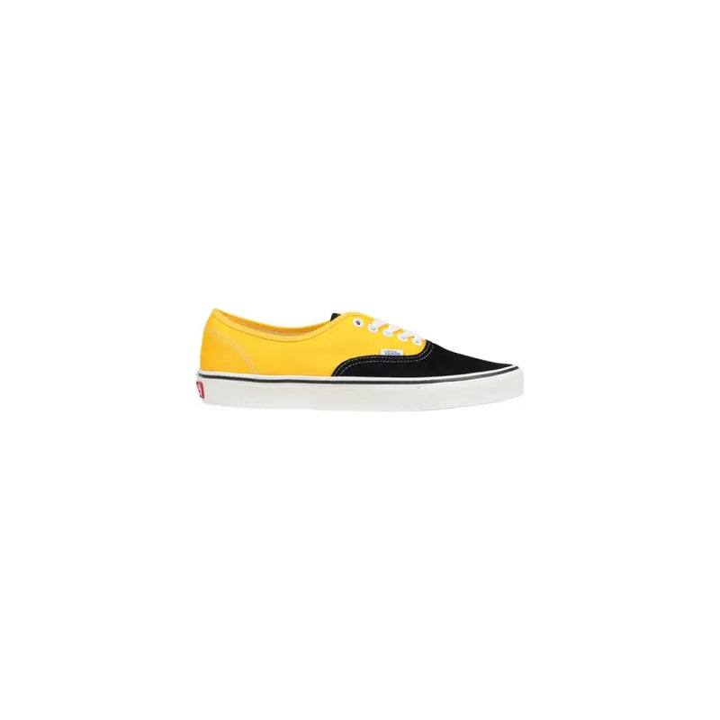 Baskets Vans pour homme jaunes et noires, lacets en coton blanc, semelle en caoutchouc blanc et logo rouge au talon (vue de côté).